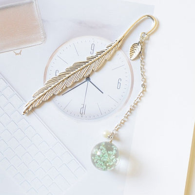 Marcapáginas creativo con colgante de flores